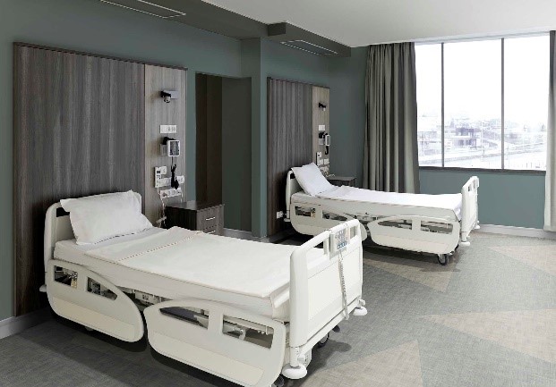 piso vinilico cinza e camas brancas de hospital