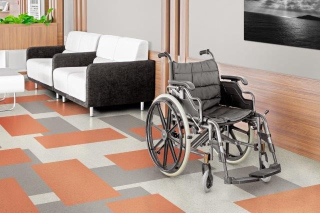 piso vinilico colorido em quadrados e cadeira de rodas