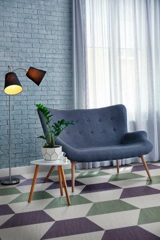 cadeira azul e piso vinilico geometrico