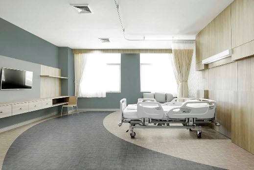 leito de hospital com piso vinilico cinza