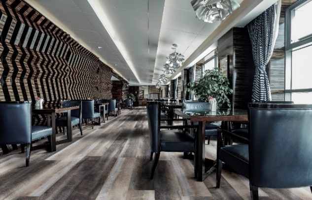 restaurante moderno com piso vinilico marrom e piso vinilico na parede com formas geometricas