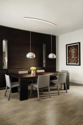 sala de estar com uma mesa e parede preta no fundo e piso vinilico marrom