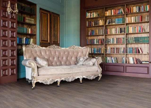sofa antigo e piso vinilico